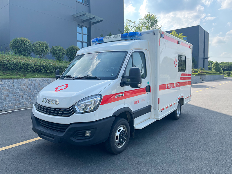 依維柯方艙救護(hù)車(chē)圖片2