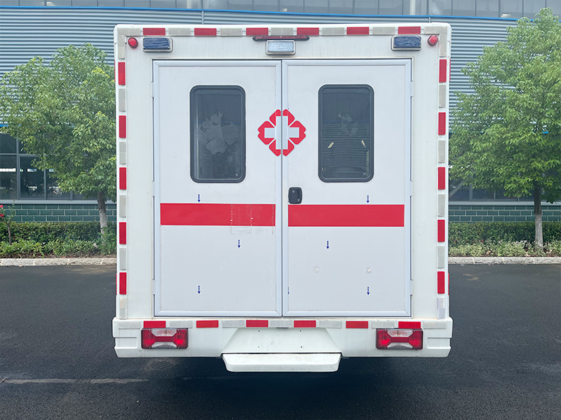 依維柯方艙救護(hù)車(chē)圖片5