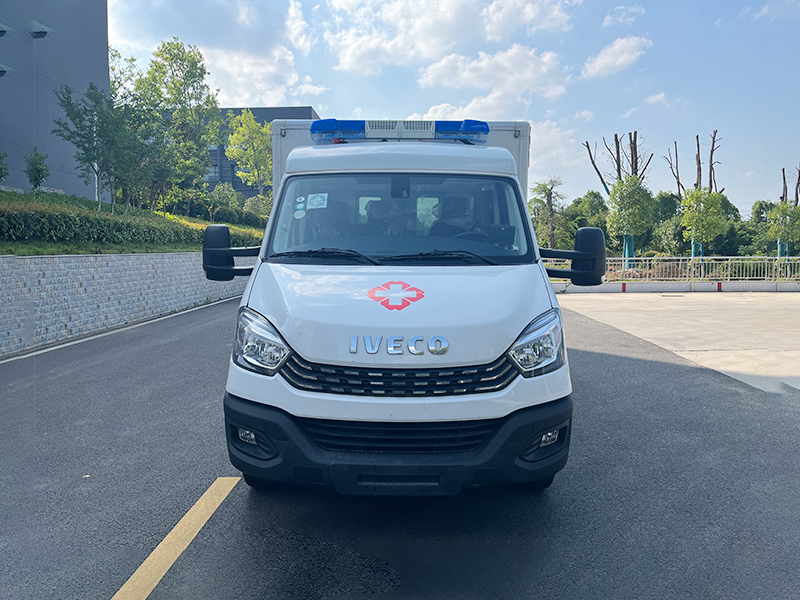 依維柯方艙救護(hù)車(chē)圖片3